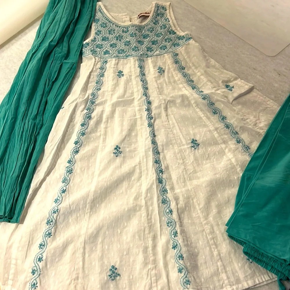 Beautiful Fabindia girls traditional Indian 3-piece churidar set, size 4–6 years